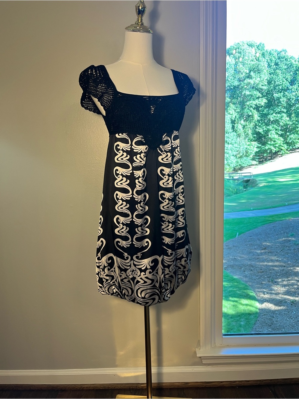 BEBE women’s Black & White Patterned Short-Sleeve Dress- lace top and sleeves SM